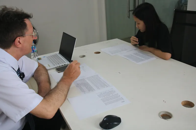 Giáo viên hướng dẫn học sinh